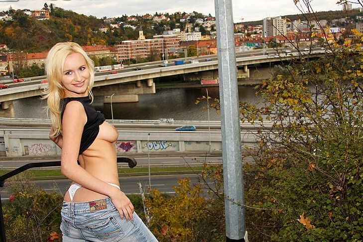 16P A loira Claudia segura seus belos seios antes de foder em uma trilha pública