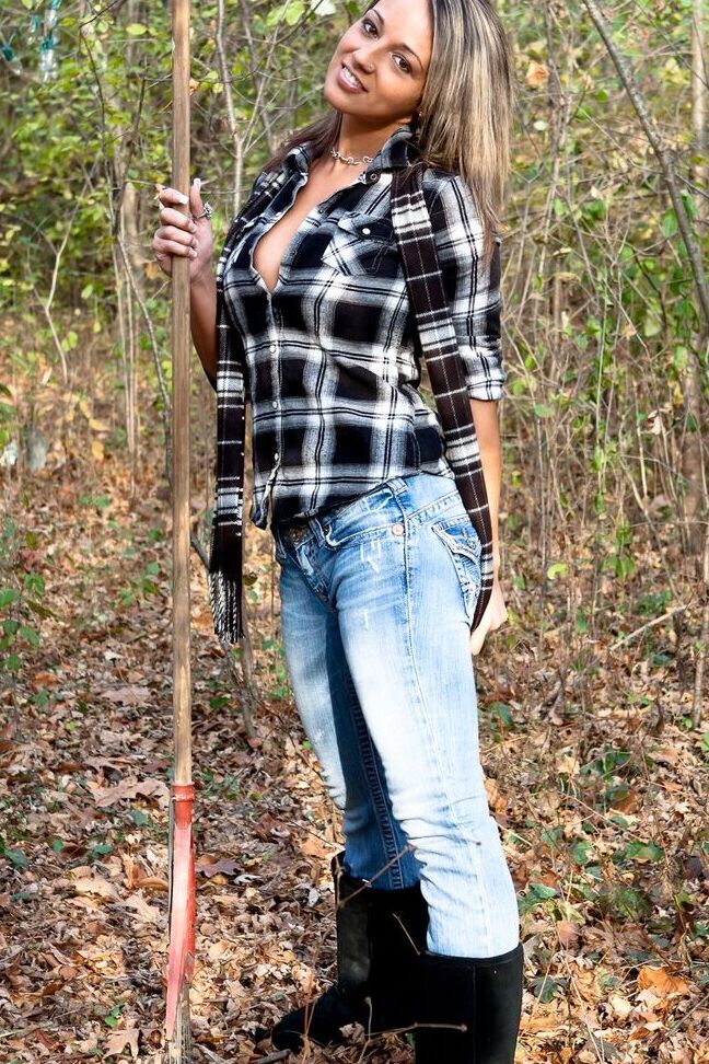 15P A garota solo Nikki Sims tira a roupa com um lenço longo e as botas na floresta