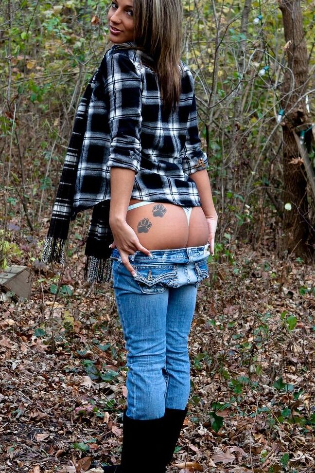 15P A garota solo Nikki Sims tira a roupa com um lenço longo e as botas na floresta