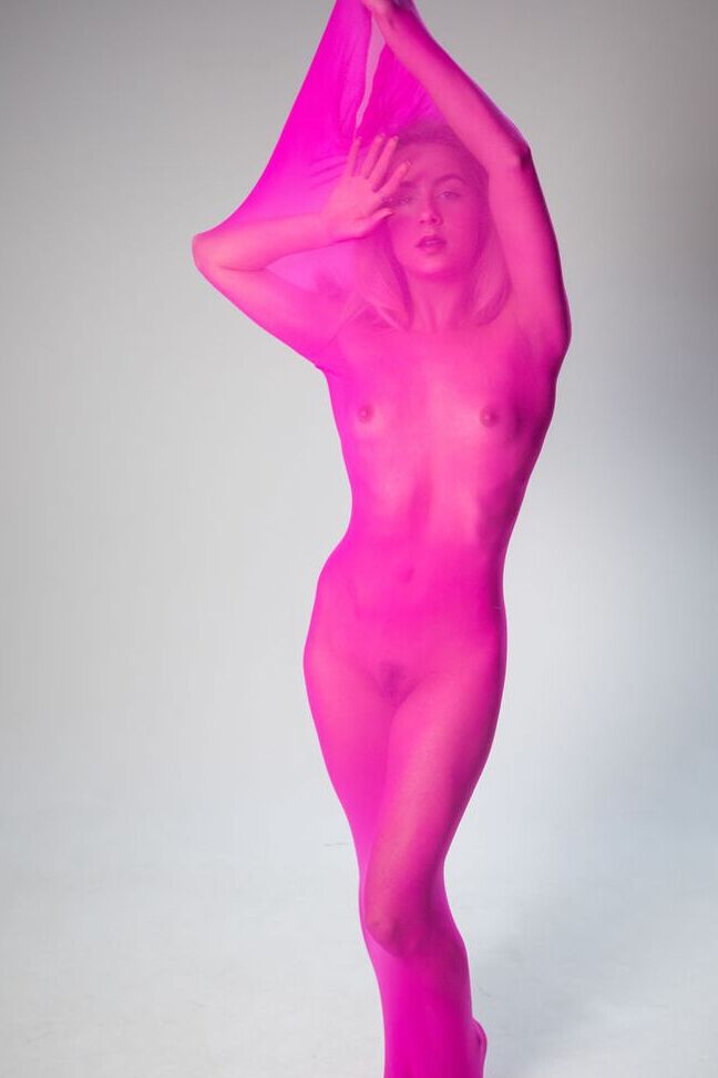 16P La joven rubia de piernas largas Alecia Fox muestra su flexibilidad mientras está totalmente desnuda