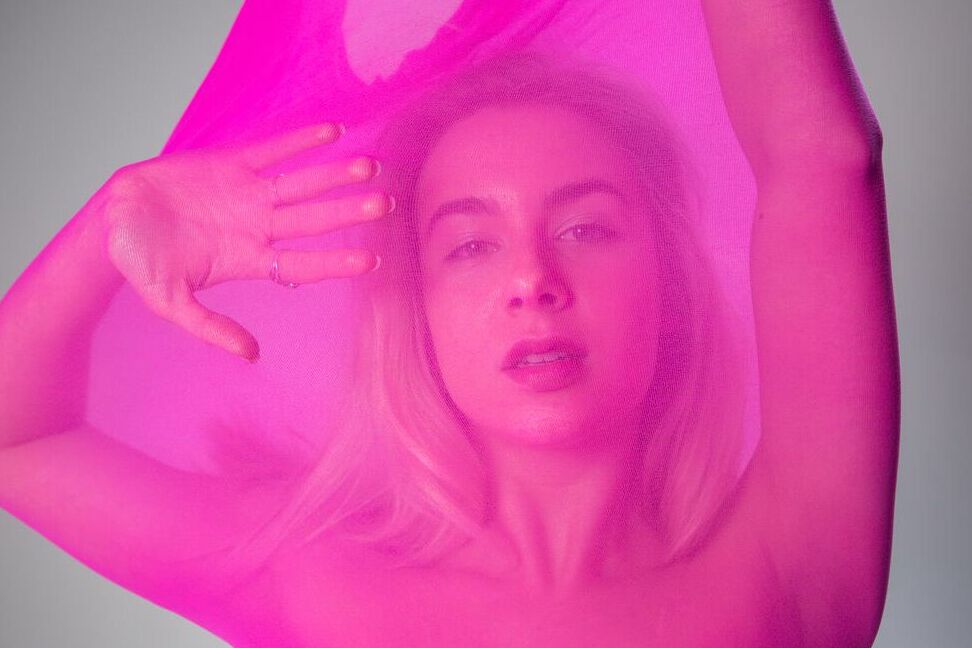 16P La joven rubia de piernas largas Alecia Fox muestra su flexibilidad mientras está totalmente desnuda