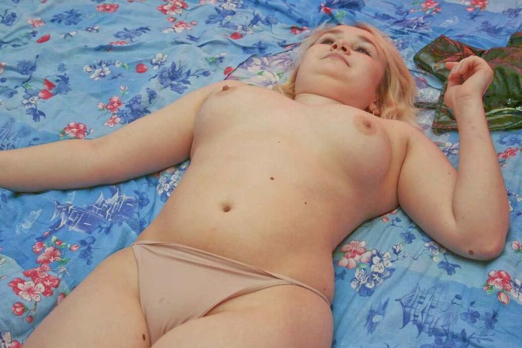 16P Garota loira tem a bunda nua espancada por uma sapatona de topless na cama
