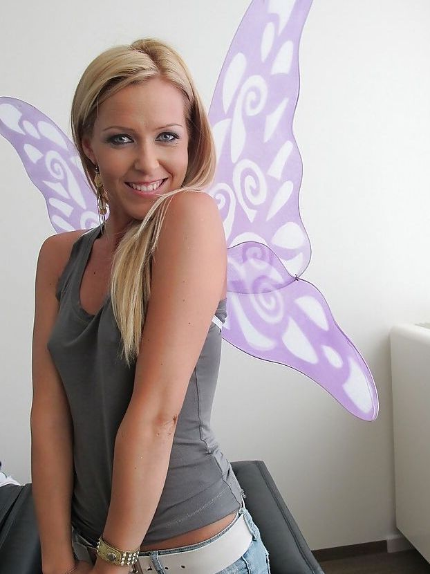 16P La estrella porno Sophie Moone luce sexy con sus jeans ajustados mientras compra