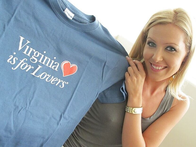 16P La estrella porno Sophie Moone luce sexy con sus jeans ajustados mientras compra