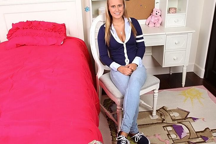 16P Alanna Anderson, une jeune vigoureuse, expose son petit cul et ses gros seins.