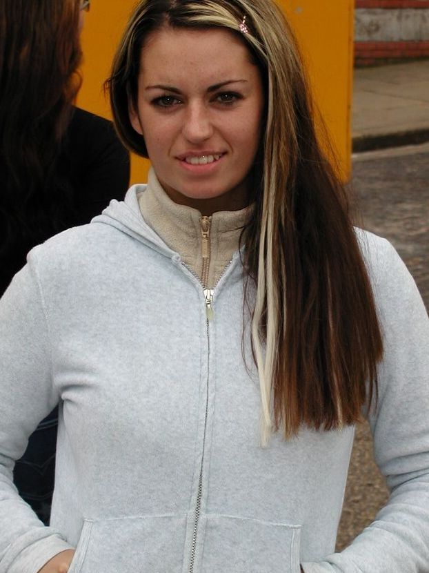 21P Scotti, gata britânica de bunda grande, posa na escada em sua lingerie sexy