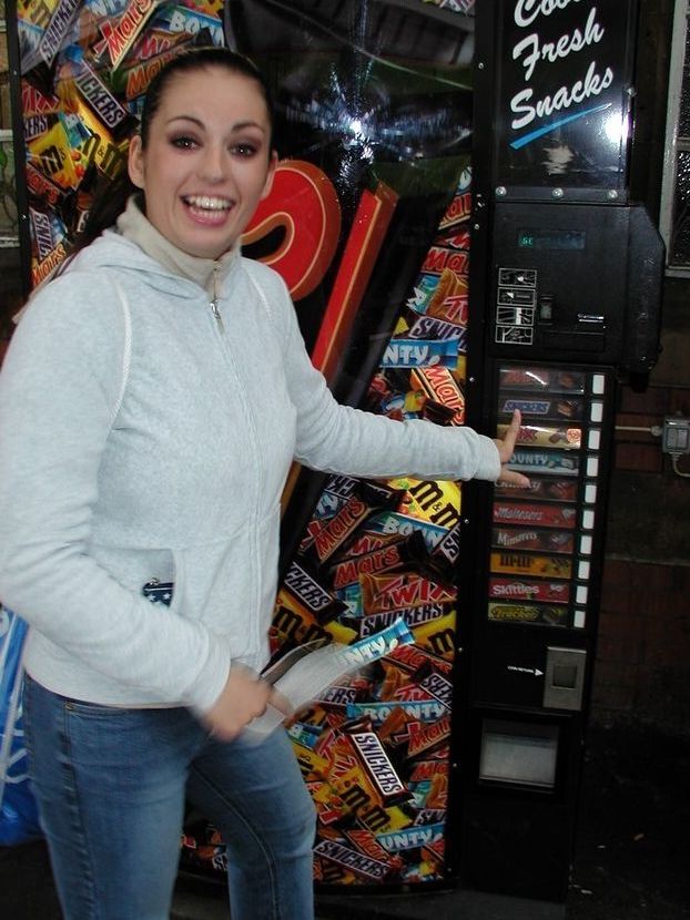 21P Scotti, gata britânica de bunda grande, posa na escada em sua lingerie sexy