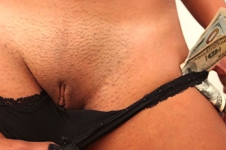 16P Latina babe with a tight ass Veronica shows off in close up