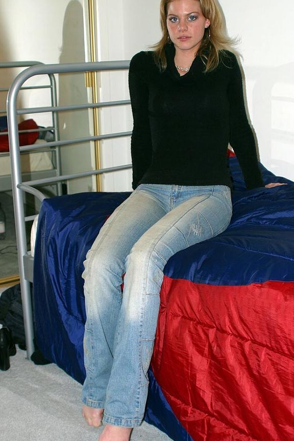 Das 16P-Amateurmodel Amberna zieht ihre Schamlippen zurück, nachdem sie ihre Kleidung ausgezogen hat