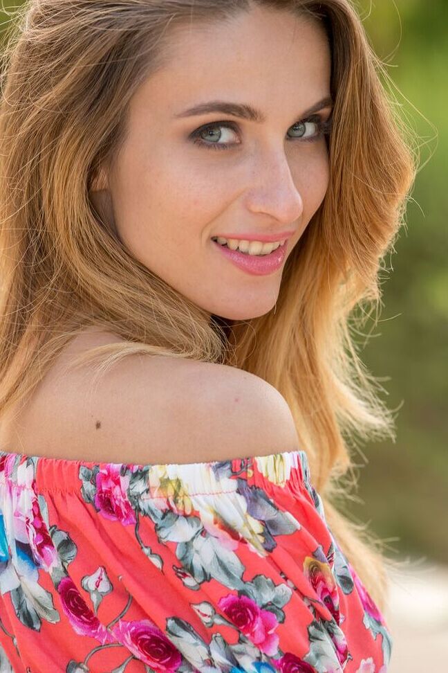 16P Une fille blanche abandonne son short moulant et son string en coton pour montrer son cul nu