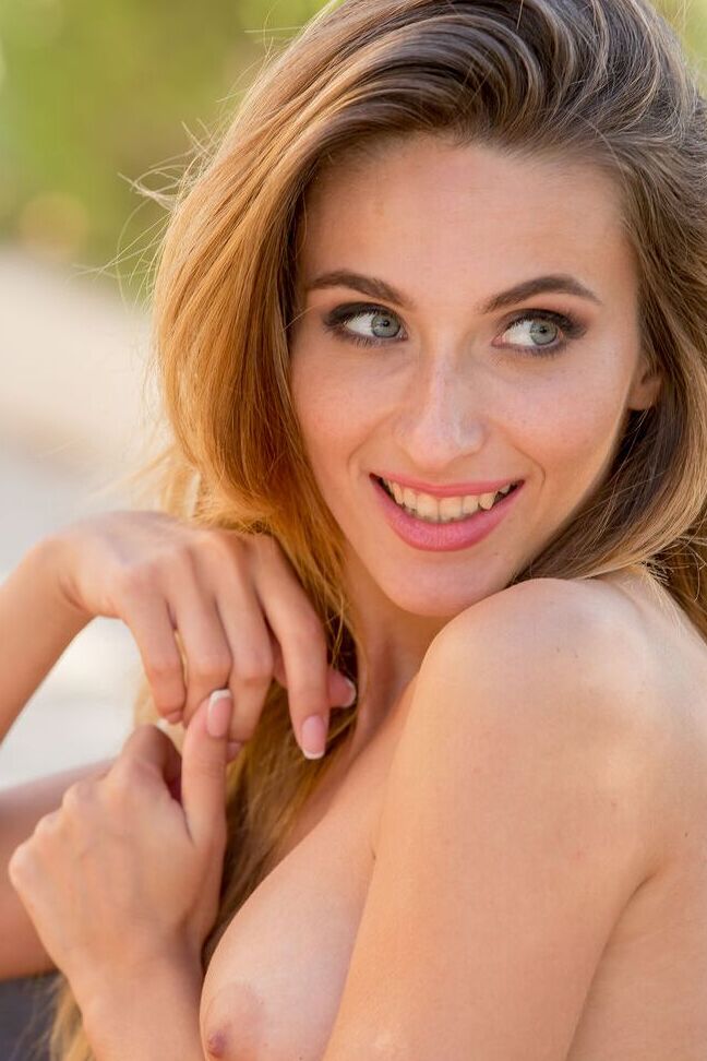 16P Une fille blanche abandonne son short moulant et son string en coton pour montrer son cul nu