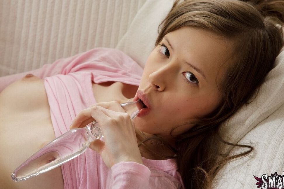 14P デミダは薄手のトップス、薄手のストッキング、セミ薄手の服を着てソファに一人で座っています。