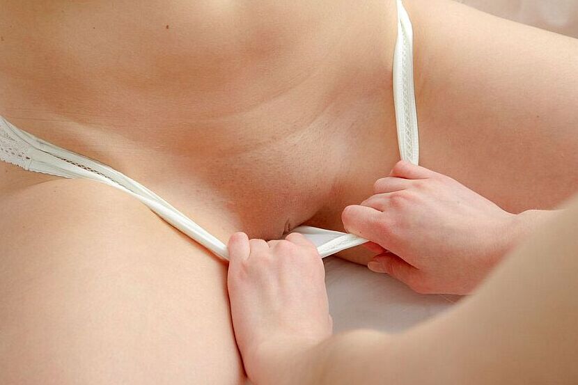 15P 熱い十代の若者たちがブラジャーと下着姿で男友達を誘惑して3pする