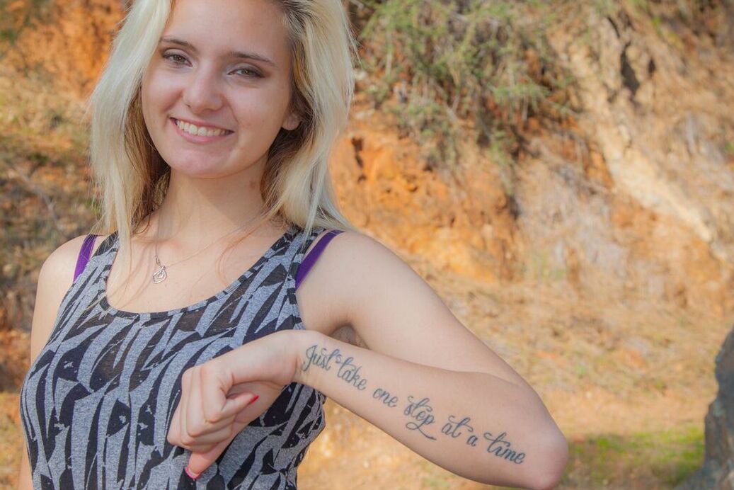 16P Loira amadora Desiree Bell fica totalmente nua durante uma sessão solo em um quintal