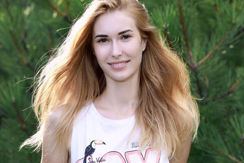 18P La jeune blonde Aileen dévoile son cul chaud