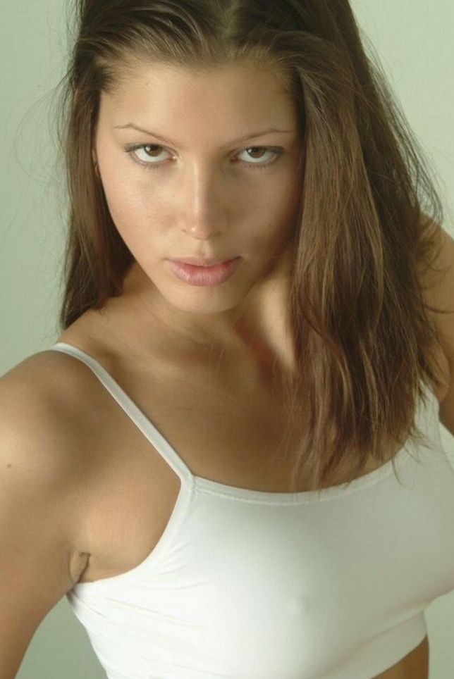 15P La vecina de al lado se quita la ropa y la ropa interior para un concierto de pose desnuda