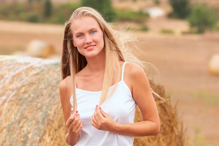 18P Stunning new model Dahlia Svensson divests her white tank top and denim shorts