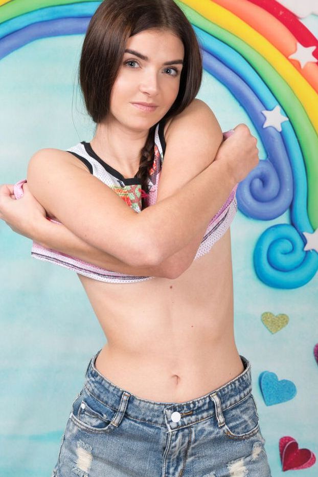20P L'adorable adolescente Jaty met en valeur sa fente serrée après s'être totalement nue