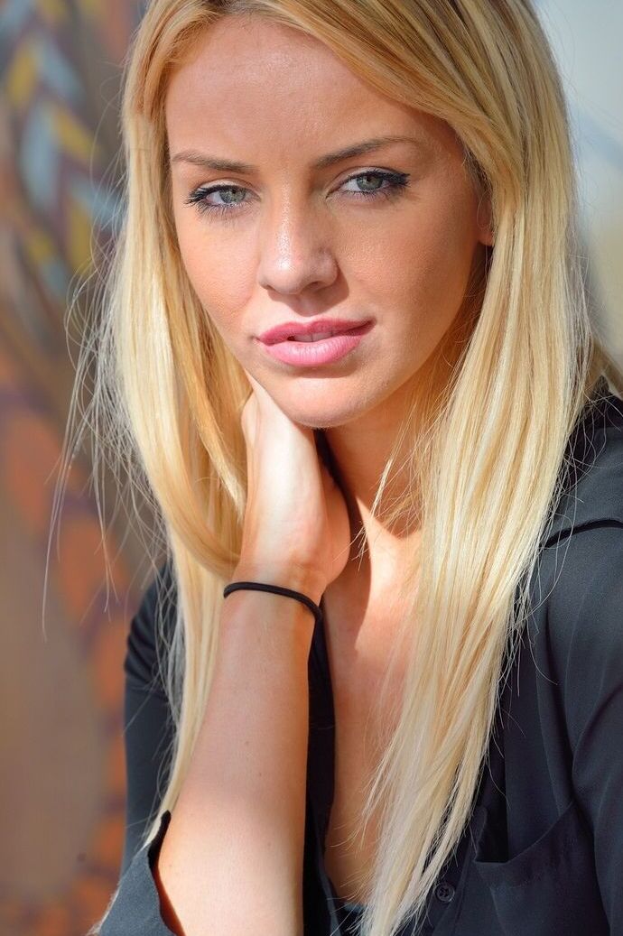 15P Une belle teen blonde se lèche les orteils après s'être fait plaisir avec un énorme gode