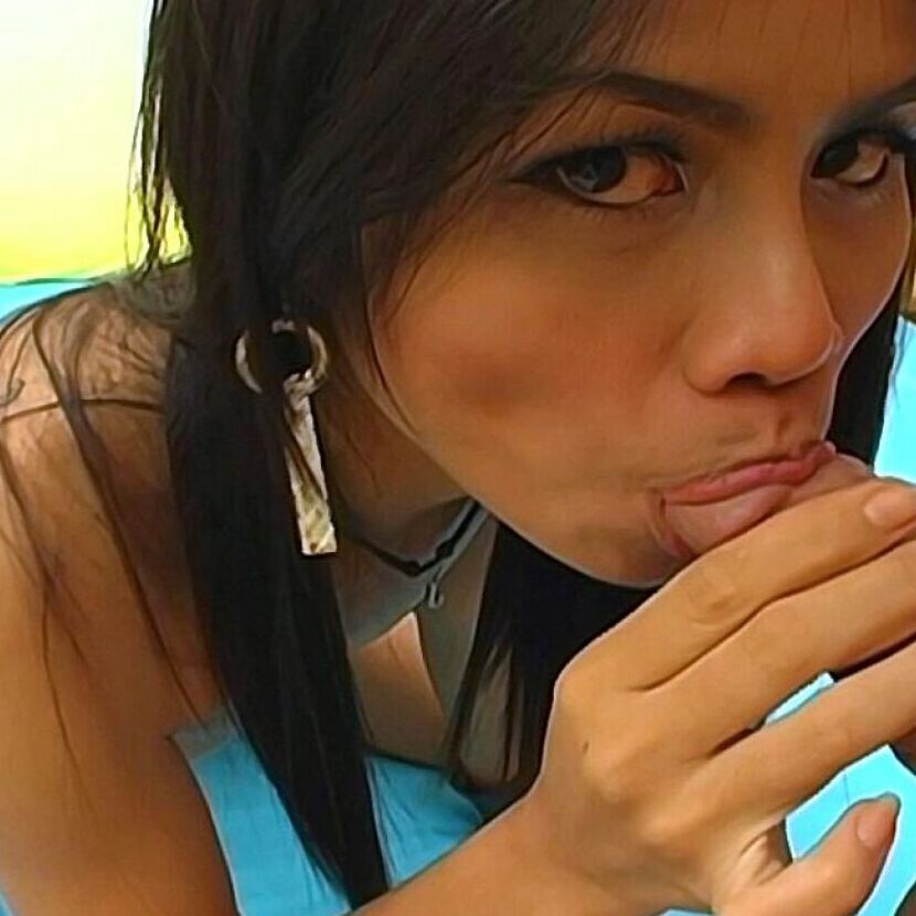 16P, la fille asiatique Pong enlève son bikini avant d'avaler du sperme et de se masturber