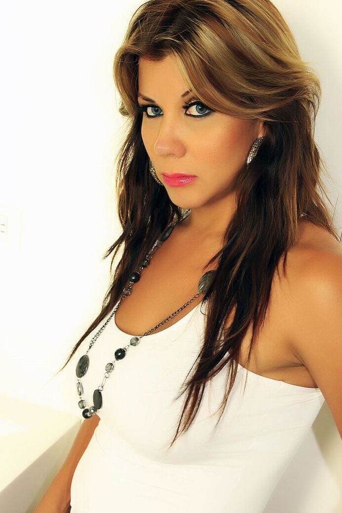 15P TS Naomi Chi Gros seins et grosse bite
