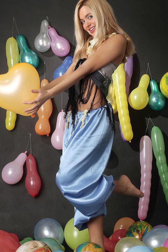 12P Schlanker blonder Teenager zieht sich zwischen vielen Luftballons völlig aus