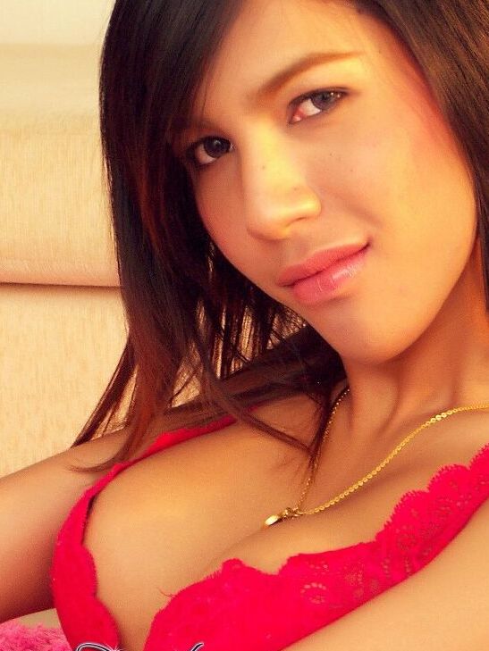 12P Privado Transexual Sexy Asiático Sábio em lingerie vermelha