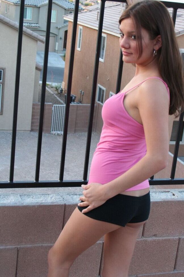 12P Das freche Teenager-Mädchen Kate Crush entblößt ihren engen Arsch auf dem Balkon