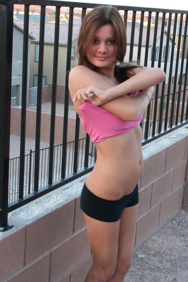 12P Das freche Teenager-Mädchen Kate Crush entblößt ihren engen Arsch auf dem Balkon