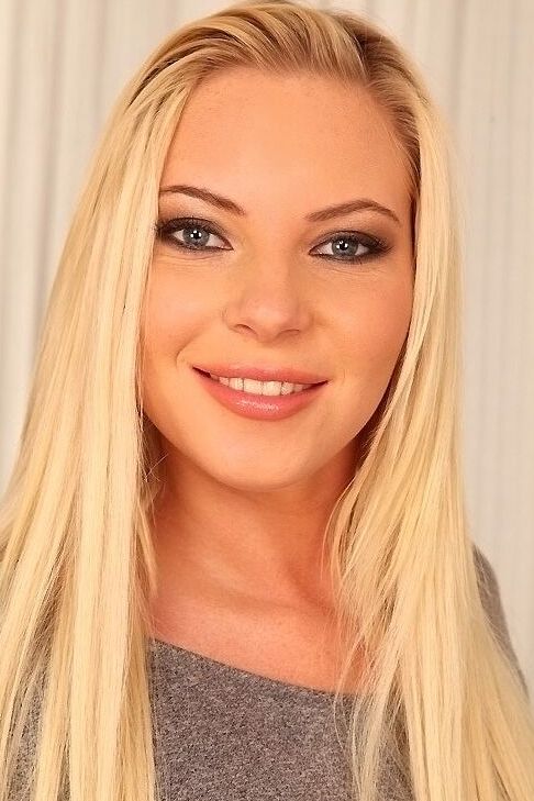 Die 16-jährige europäische Blondine Angie Koks zieht ihre engen Jeansshorts aus