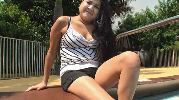 16P La zorra al aire libre Sofia muestra sus piernas regordetas en pantalones cortos ajustados y tetas pequeñas