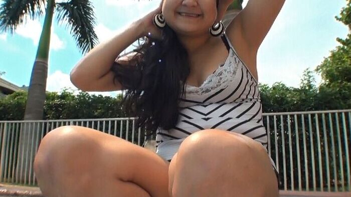 16P La zorra al aire libre Sofia muestra sus piernas regordetas en pantalones cortos ajustados y tetas pequeñas