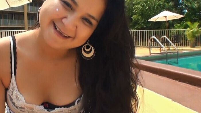 16P La zorra al aire libre Sofia muestra sus piernas regordetas en pantalones cortos ajustados y tetas pequeñas