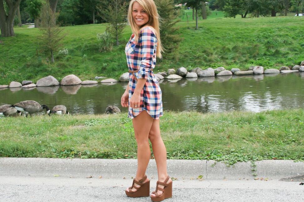 15P La modelo amateur no desnuda Madden mostrando piernas largas y pies sexys al aire libre