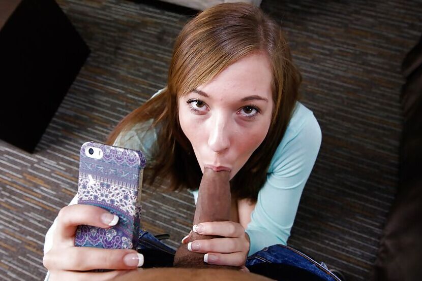 Die 16P-Teenagerschlampe Molly Manson gibt CFNM-Blowjob, bevor sie hart in die rasierte Fotze fickt