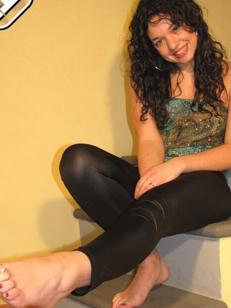 10P Chica vestida con rizos en el pelo muestra sus bonitos pies con pantalones ajustados
