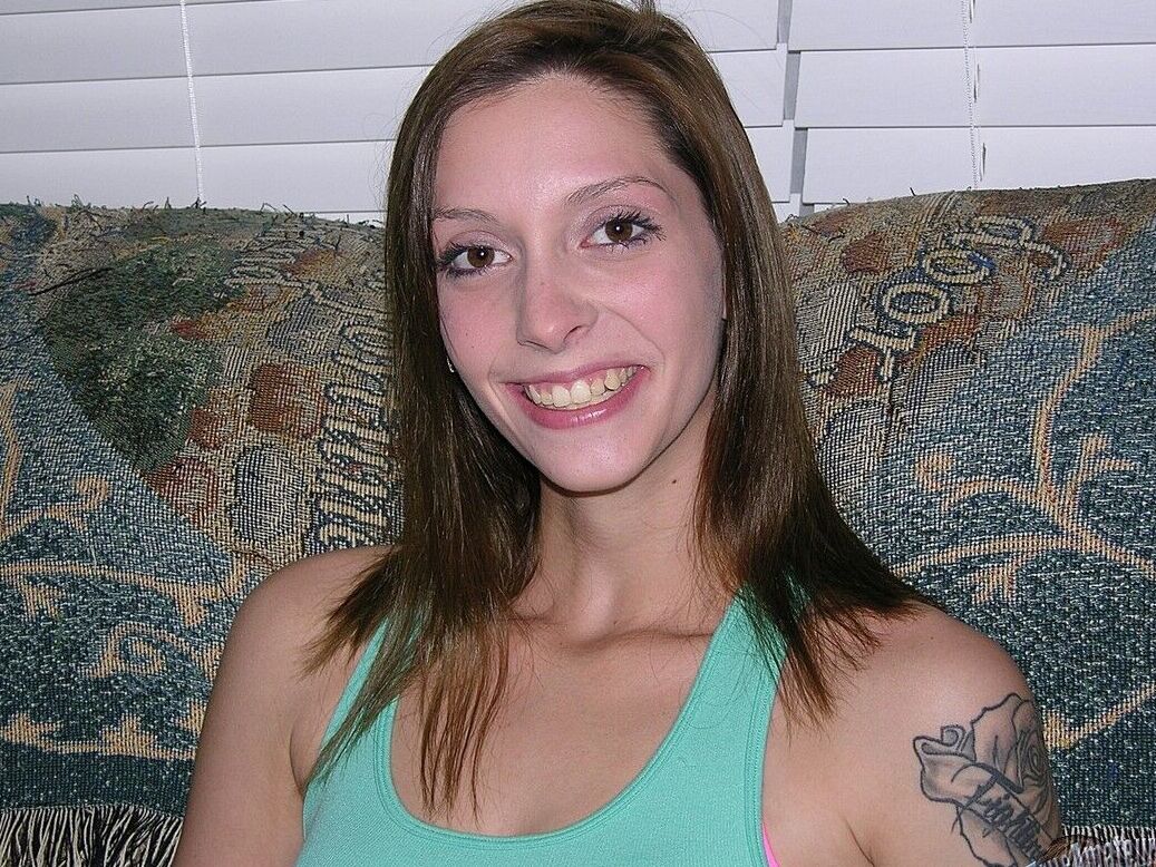 16P Amateur flaca y tatuada de pecho plano abriendo las nalgas para un primer plano del ojete