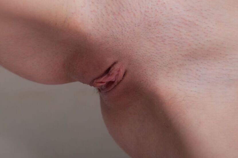 20P Chica rubia delgada muestra su coño afeitado en una silla de madera