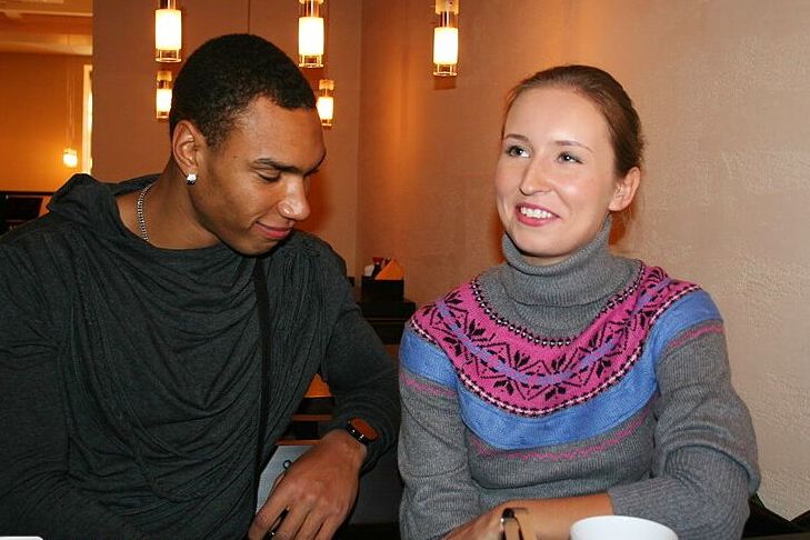 16P La amateur Penny tiene sexo interracial del coño a la boca en el asiento del inodoro