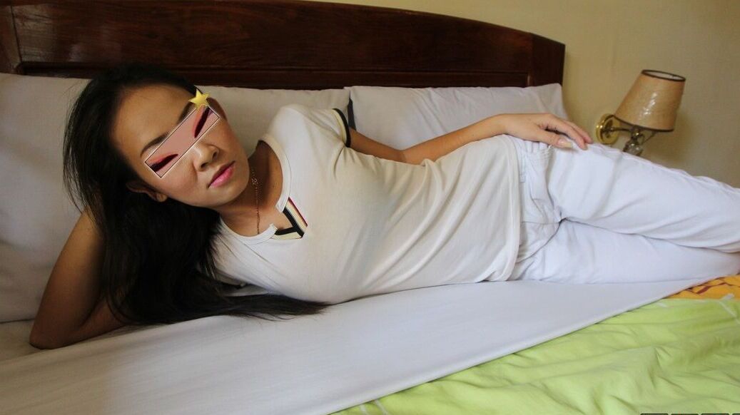 15P Amador asiático Hong fode uma turista sexual em sua cama durante a ação POV