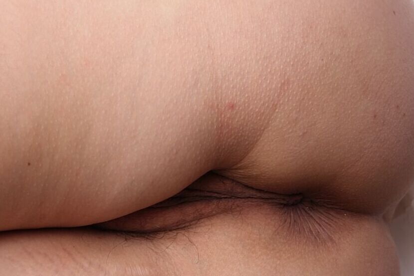 16P Sharee Jones, maman plus âgée, caresse les seins tout en écartant sa chatte poilue et mature