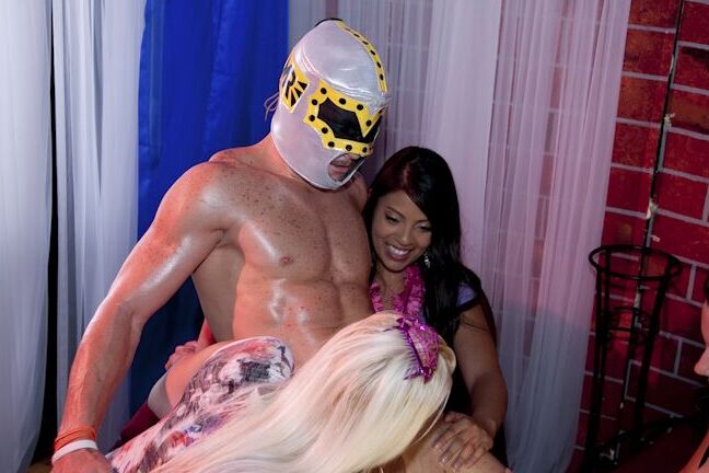 16P Fiesta vestida revela chicas de ébano chupando pollas en jeans ajustados