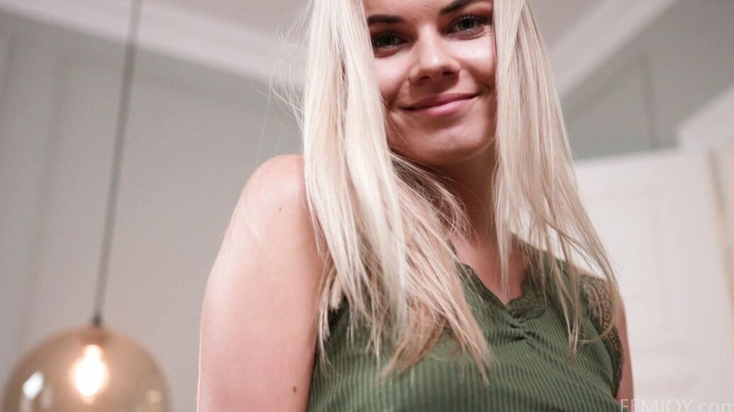 15P La délicieuse jeune Katy J se déshabille et pose nue sur la table.
