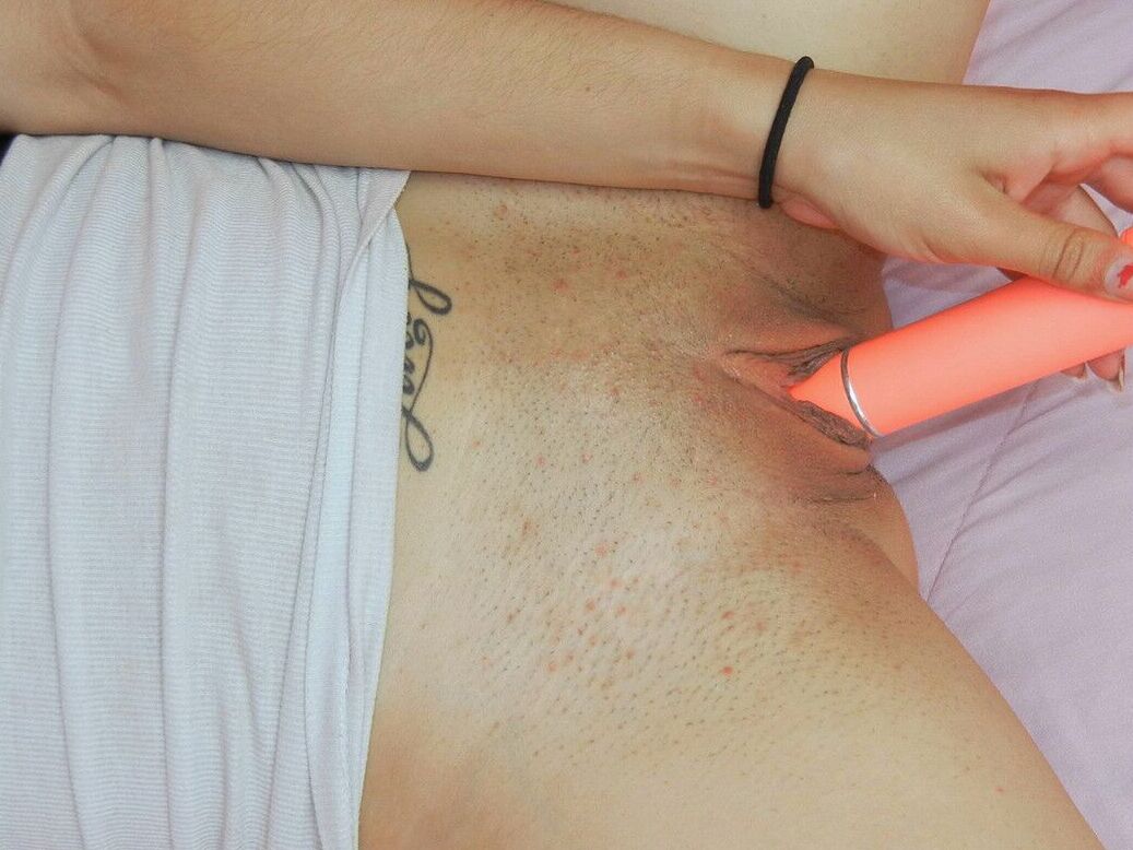 15P Brunette Sophia fucks her twat with a new toy