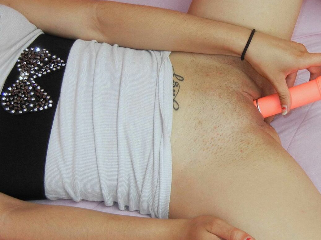 15P Brunette Sophia fucks her twat with a new toy