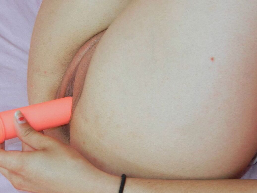 15P Brunette Sophia fucks her twat with a new toy