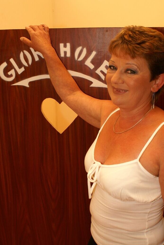 21P Geile Oma mit kleinen Brüsten Nicolien nimmt einen Schwanz durch ein Gloryhole