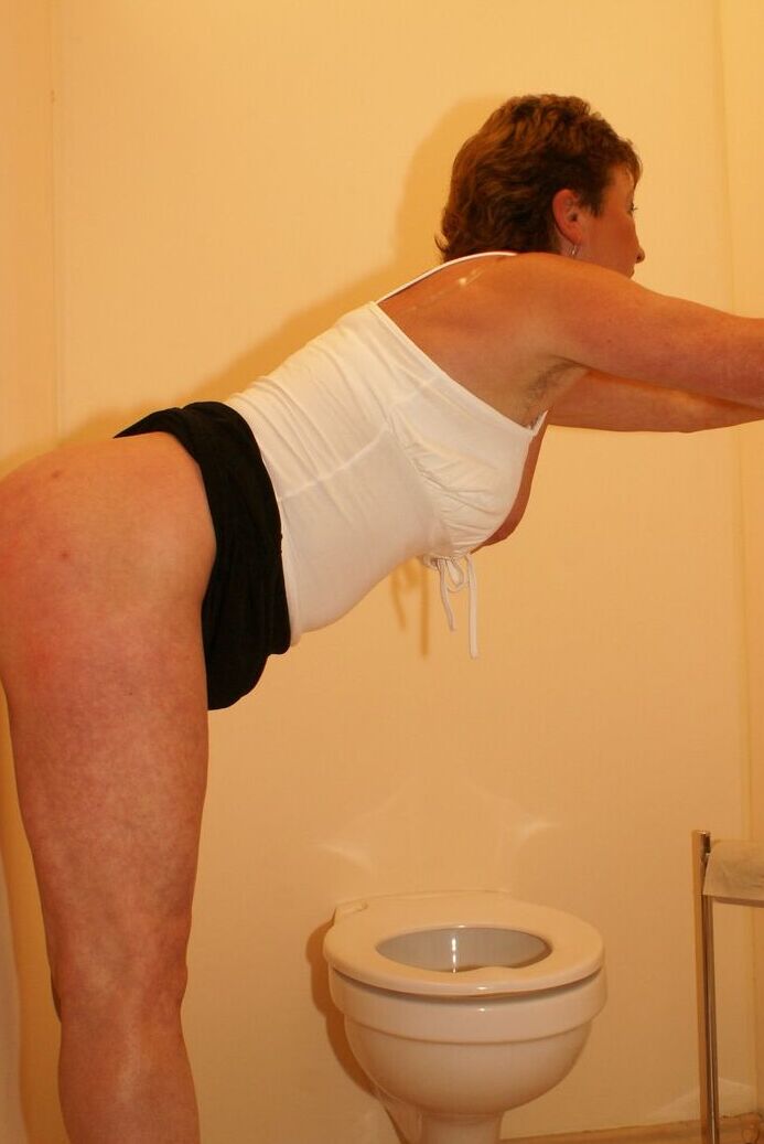 21P Geile Oma mit kleinen Brüsten Nicolien nimmt einen Schwanz durch ein Gloryhole