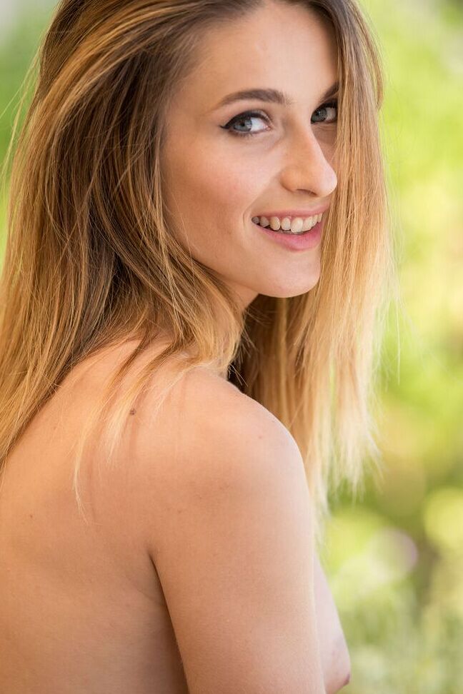16P La douce adolescente Cara Mell expose son superbe corps nue
