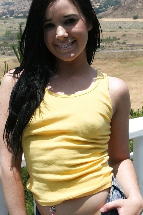 16P Amy Starz, gata morena de 18 anos, desfilando ao ar livre com meias esportivas